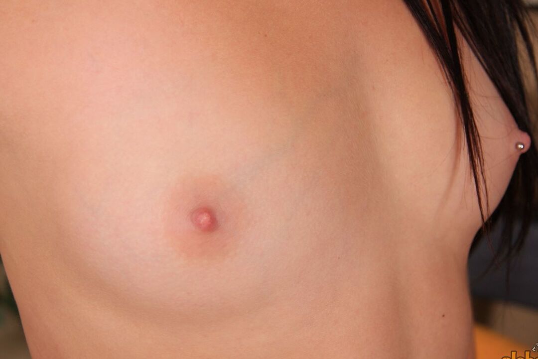 16P 赤毛の素人マンディ・マローンがドレスとひもを脱いで裸で立つ