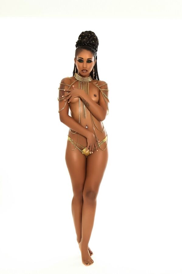 15P Scary ebony MILF Skin Diamond shows her fangs while posing her hot naked body