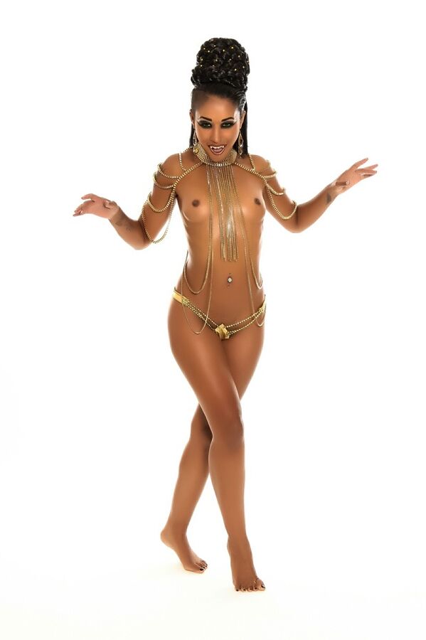 15P Scary ebony MILF Skin Diamond shows her fangs while posing her hot naked body
