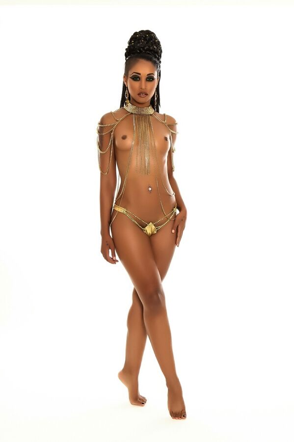 15P Scary ebony MILF Skin Diamond shows her fangs while posing her hot naked body