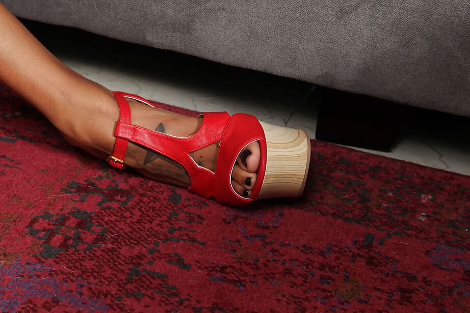 16P Foxy, une fille sur talons hauts, offre son cul d'ébène à une bite dure