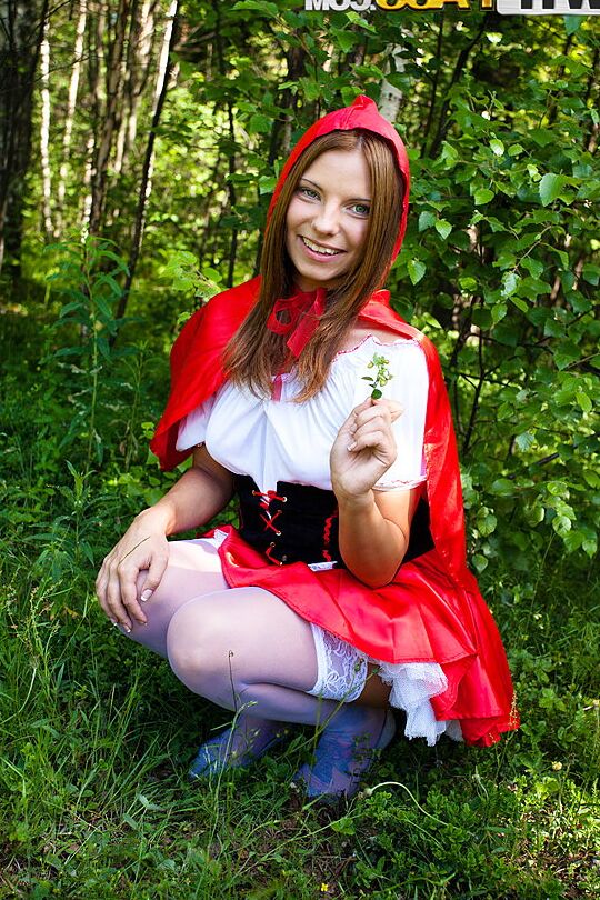 16P A adolescente Madelyn é transada por um panda em traje de Chapeuzinho Vermelho