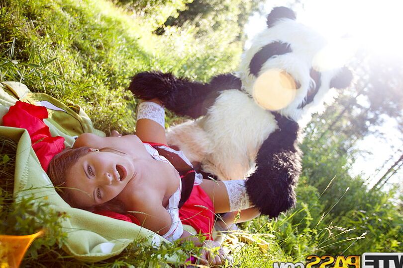 16P A adolescente Madelyn é transada por um panda em traje de Chapeuzinho Vermelho
