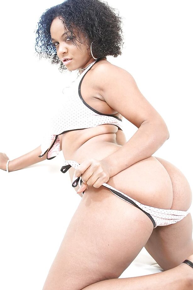 16P Bootylicious ébano MILF tirando a calcinha do biquíni e provocando sua boceta