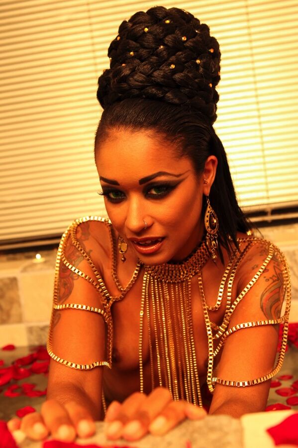 15P La MILF negra Skin Diamond posa desnuda en una bañera llena de pétalos rojos