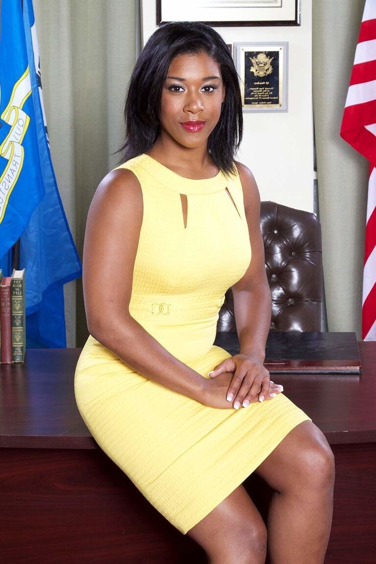 15P Michelle Obama lookalike undresses in oval office for a threesome