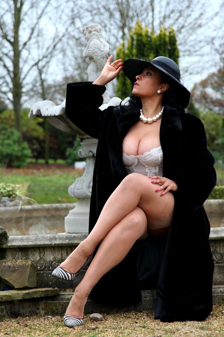 13P Danica Collins, femme mûre et élégante, libère ses gros seins et ses fesses de son manteau de fourrure.