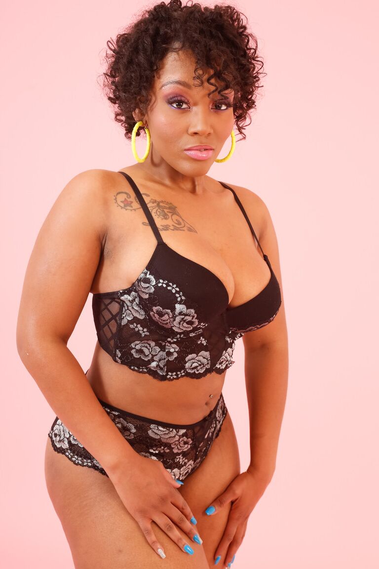 21P Curly haired ebony MILF Mimi Curvaceous exposes her bubble ass and gets rammed