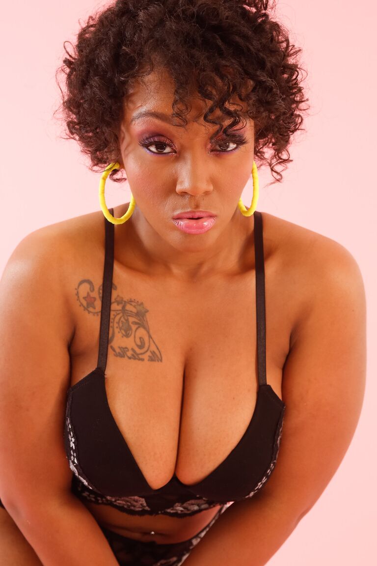 21P Curly haired ebony MILF Mimi Curvaceous exposes her bubble ass and gets rammed