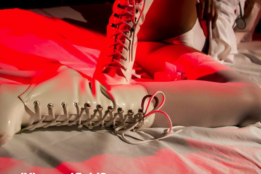 16P La mujer de ébano Skin Diamond modela un traje de enfermera travieso durante la acción bajo la falda