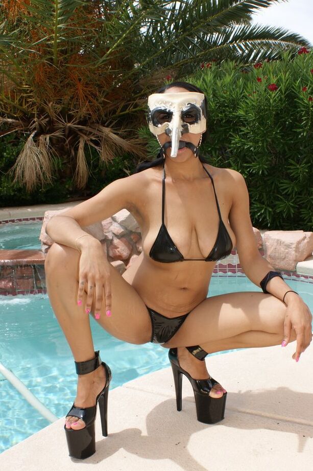 20P Schwarzes Mädchen nimmt Pestmaske und Bikini ab, bevor es einen riesigen schwarzen Schwanz bläst