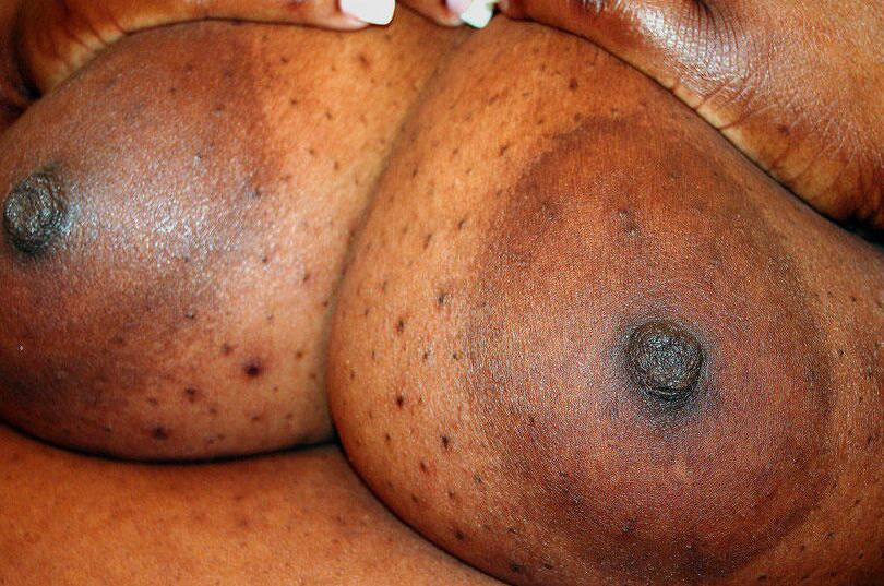 12P Ebony SSBBW Sra. Aloftitties solta seus peitos enormes em uma cadeira