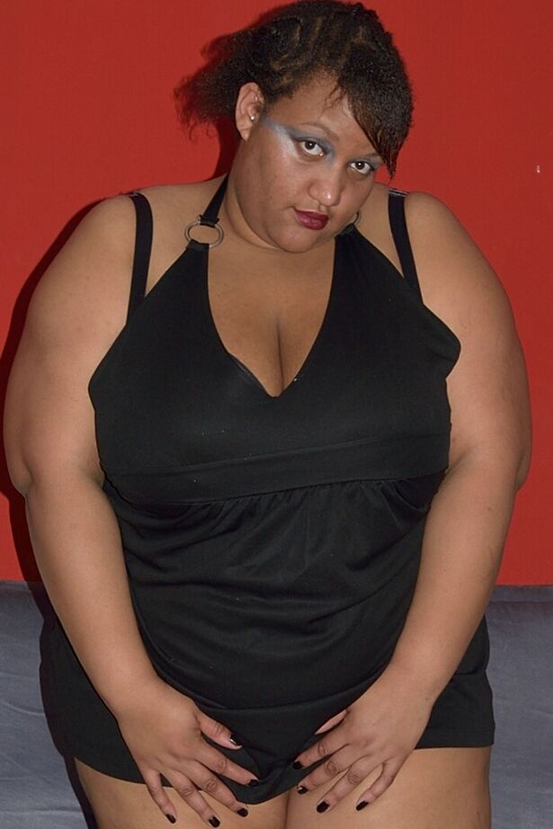 20P Ebony SSBBW CurvyBunnyB solta mega peitos grandes e revela sua bunda enorme