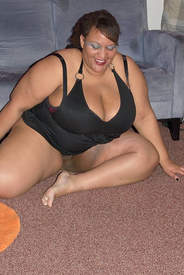20P Ebony SSBBW CurvyBunnyB solta mega peitos grandes e revela sua bunda enorme