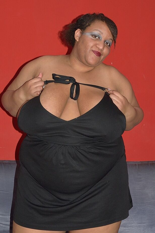 20P Ebony SSBBW CurvyBunnyB solta mega peitos grandes e revela sua bunda enorme