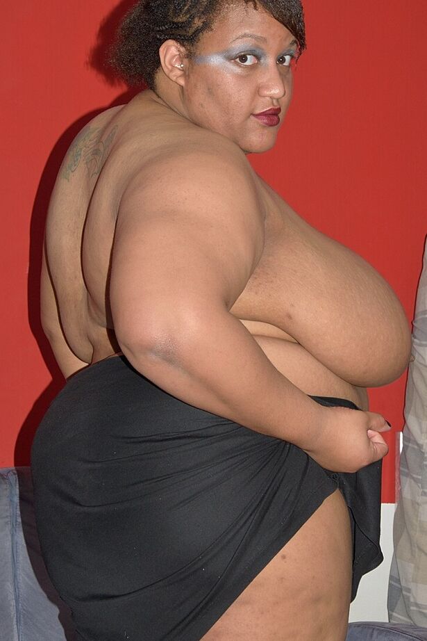 20P Ebony SSBBW CurvyBunnyB solta mega peitos grandes e revela sua bunda enorme