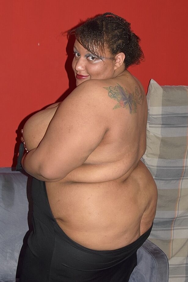 20P Ebony SSBBW CurvyBunnyB solta mega peitos grandes e revela sua bunda enorme