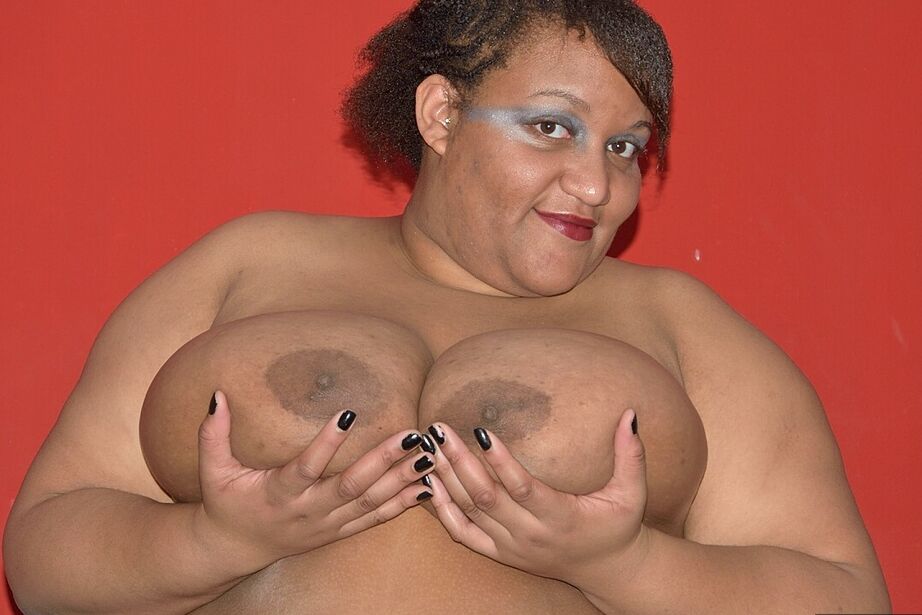 20P Ebony SSBBW CurvyBunnyB solta mega peitos grandes e revela sua bunda enorme
