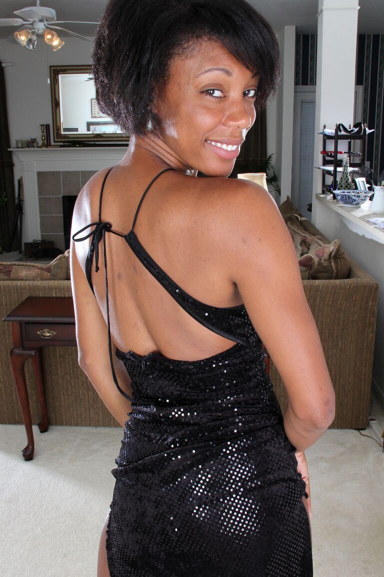 21P Die erregende Amateur-MILF Jayden zieht ihr schwarzes Kleid aus und stellt ihren braunen Muff zur Schau