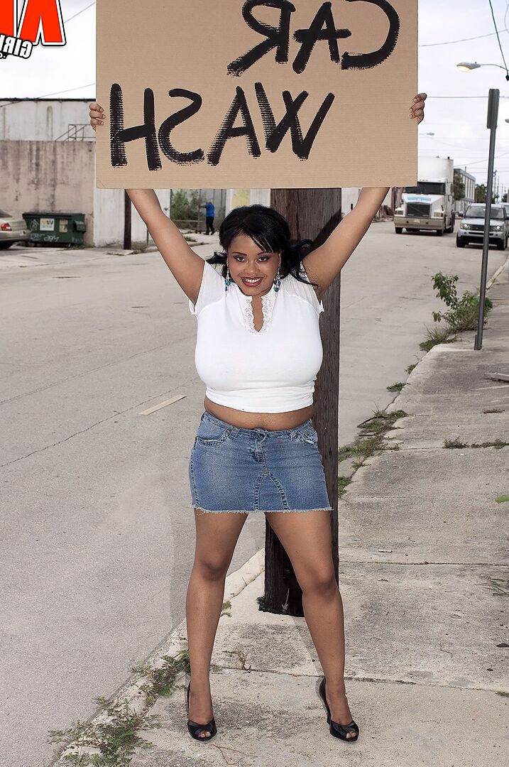 16P Ebony BBW Sunny Dee macht ihre riesigen Brüste während einer Autowäsche nass