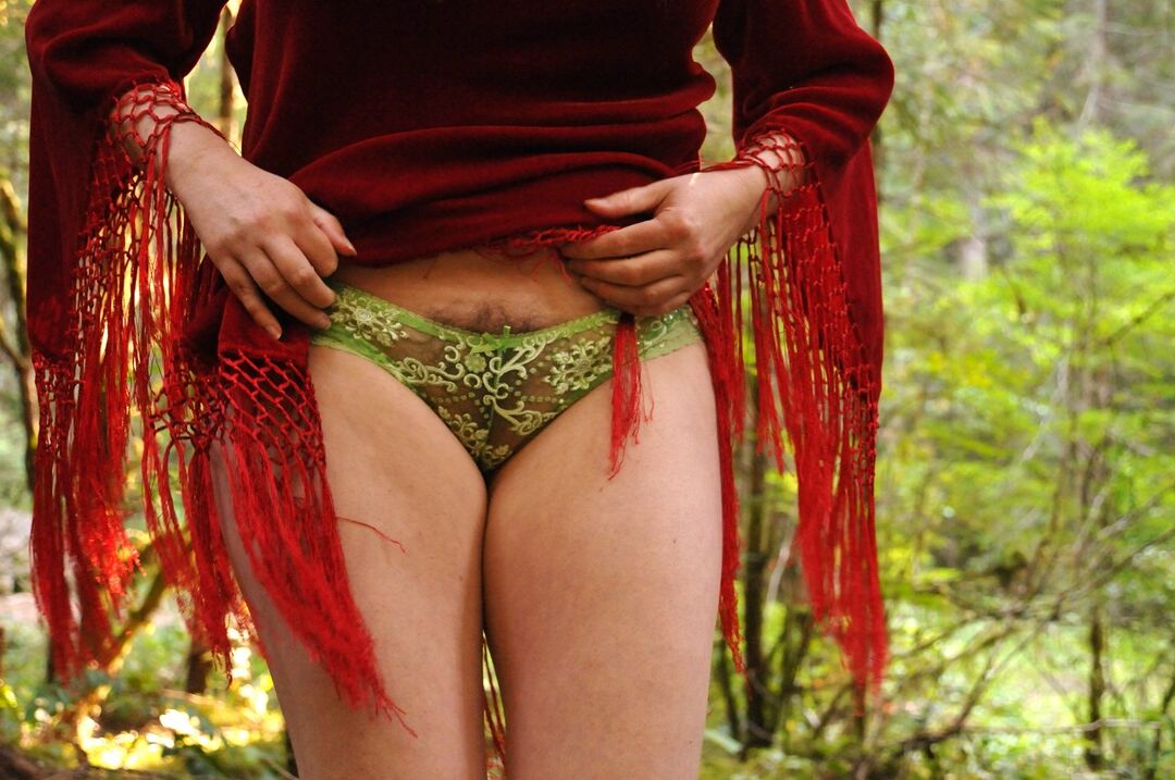 20P Amadora madura mostra sua bunda nua depois de se despir em uma floresta antiga