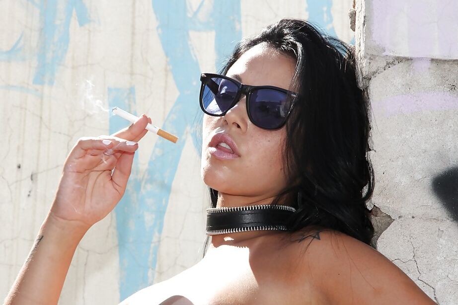 16P Bootylicious Latina-Babe mit Sonnenbrille zieht draußen ihre Hose aus