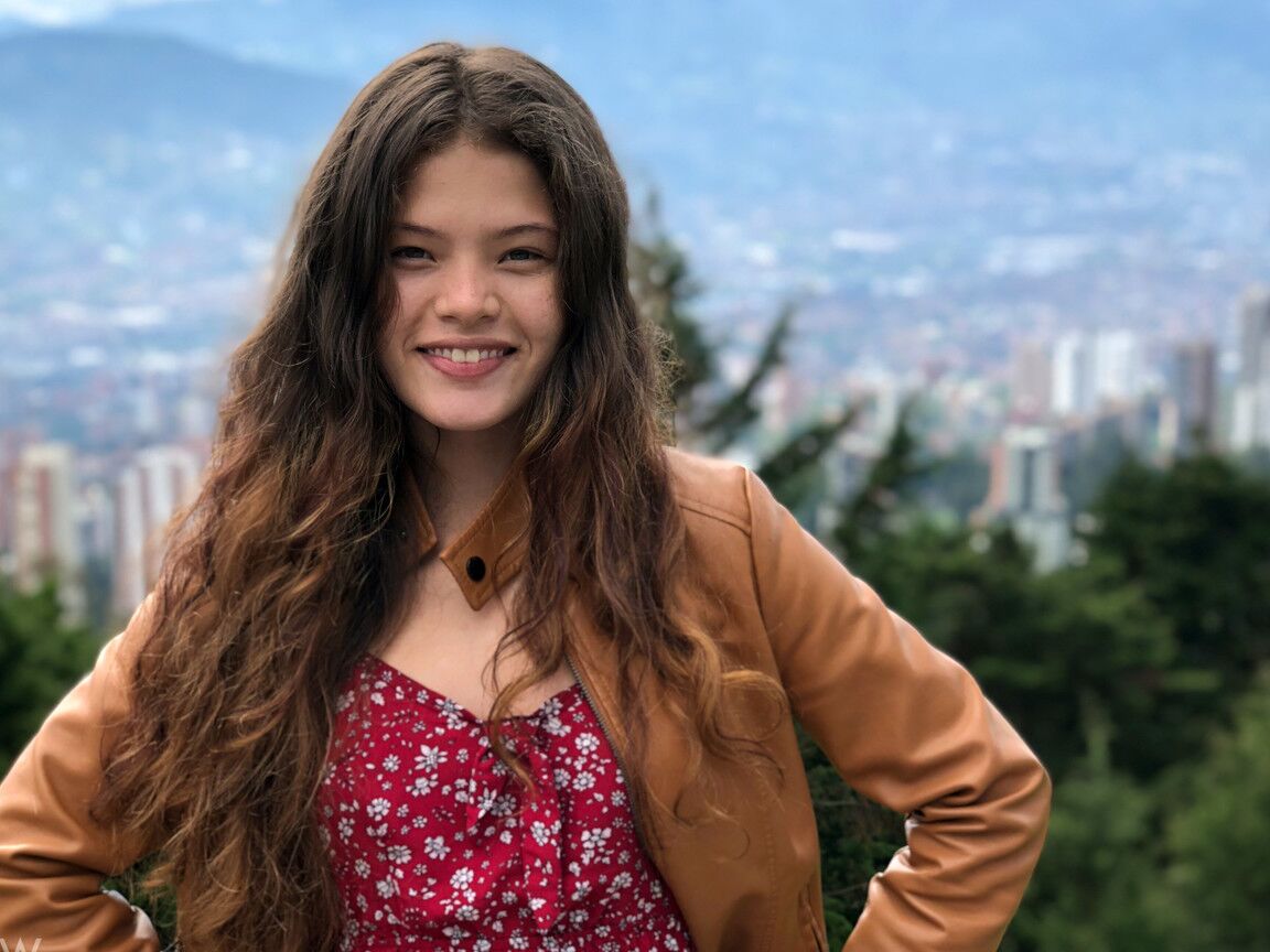 18P Irene Rouse, jeune latina ludique, pose nue et dans ses tenues sexy.
