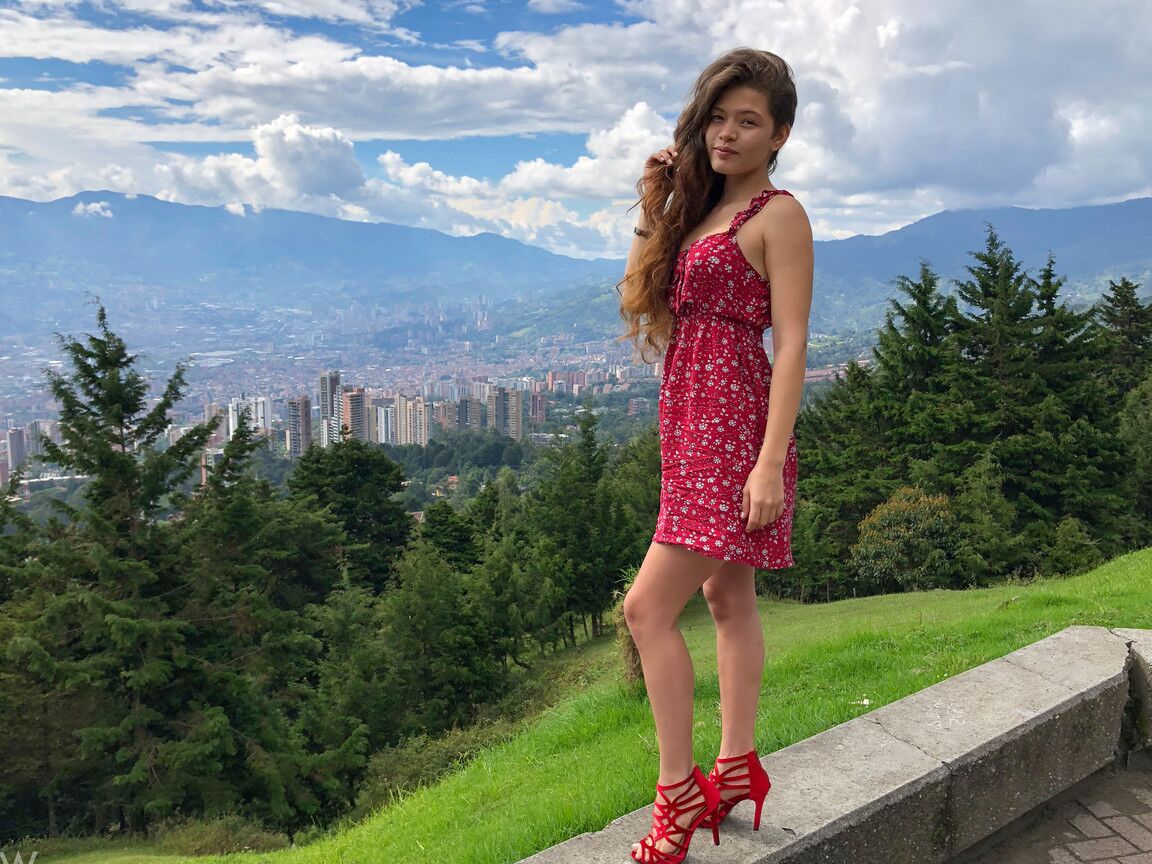 18P Irene Rouse, jeune latina ludique, pose nue et dans ses tenues sexy.
