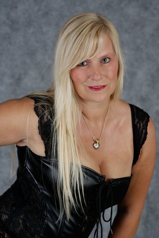 20P Rubia madura caliente Sweet Susi en lencería negra sexy abriendo los labios de su coño