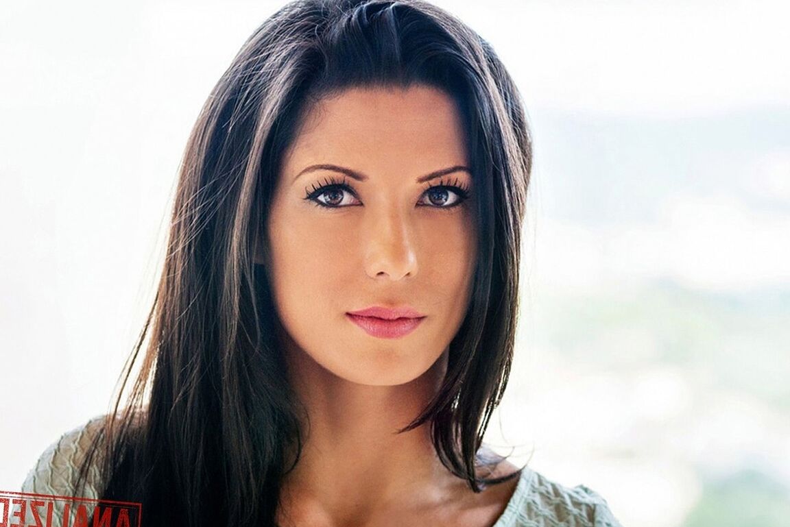 12P Atemberaubende brünette MILF Alexa Tomas entblößt sich