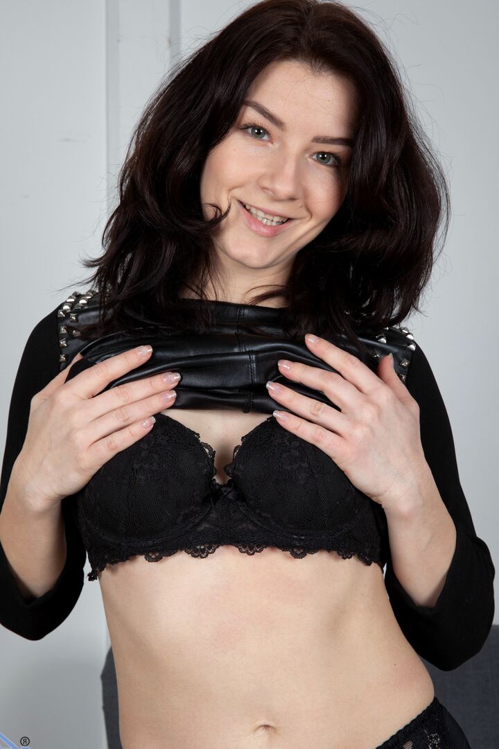 16P Le modèle amateur Lina Lose écarte la chatte après un strip-tease
