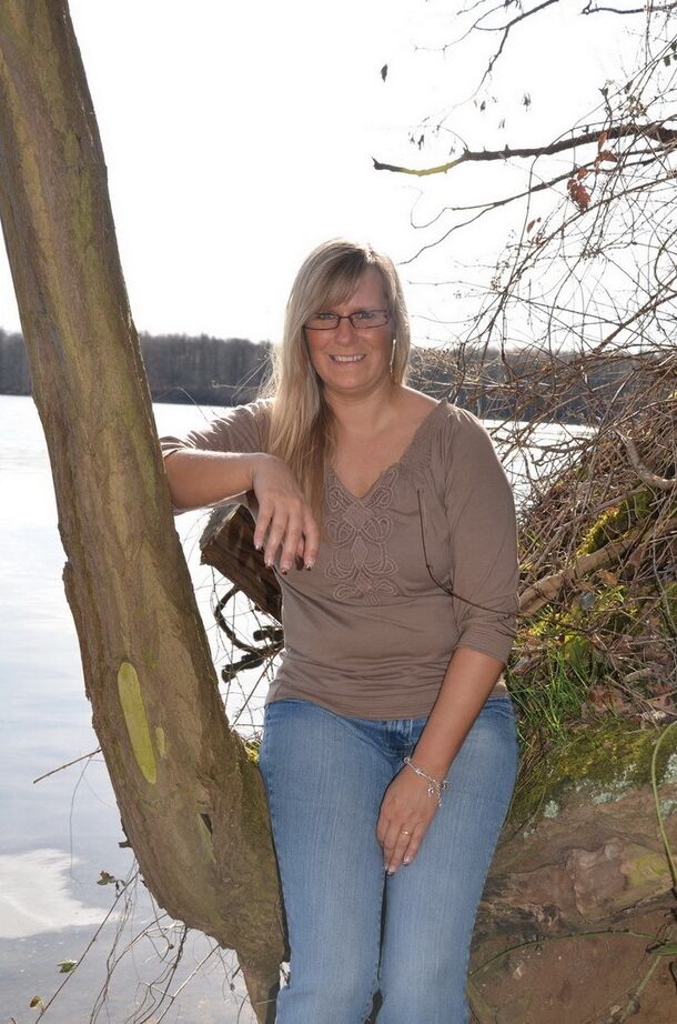 20P Overweight amateur Sweet Susi wears her glasses while getting naked by a river