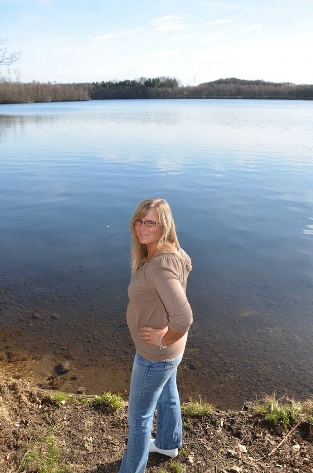 20P Overweight amateur Sweet Susi wears her glasses while getting naked by a river