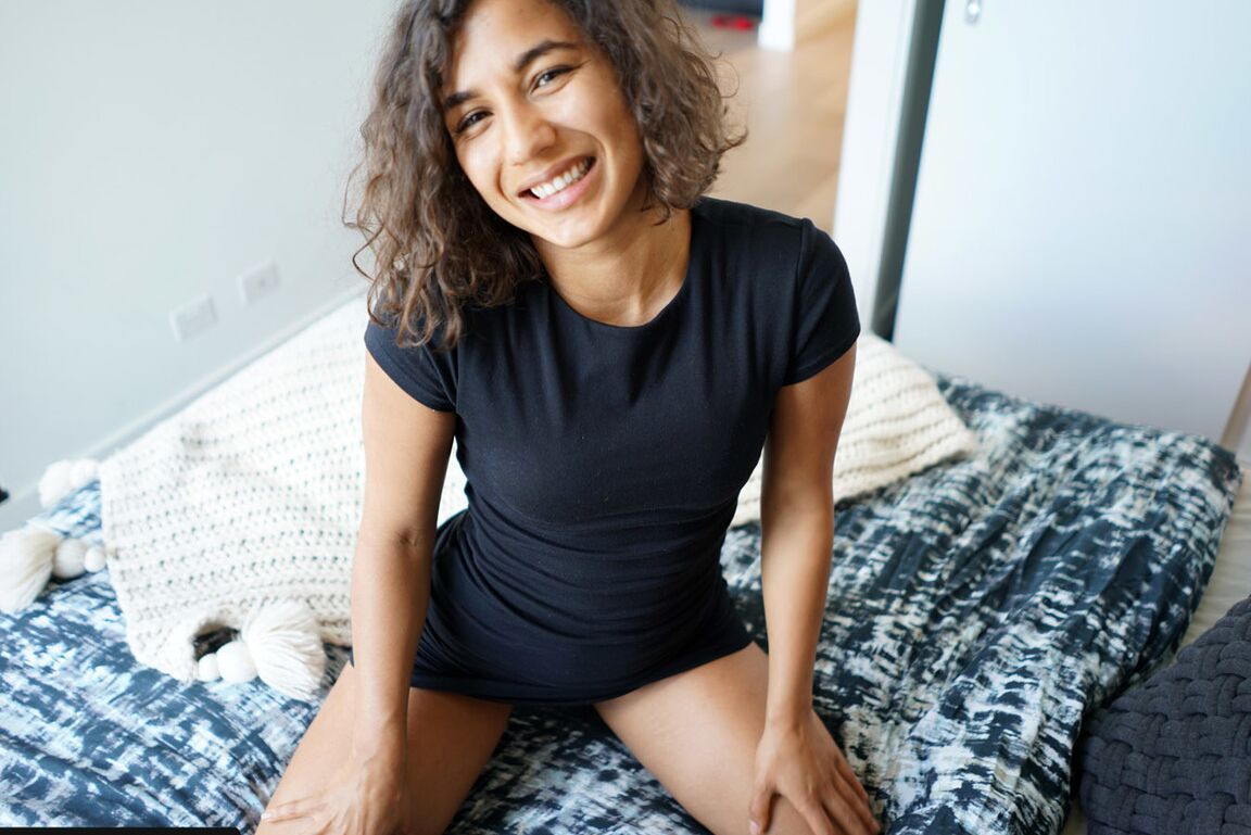 12P Die süße Latina-Teenagerin Rubi Valentine zeigt ihren prallen Hintern beim POV-Sex