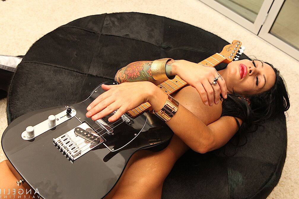 15P Das geile Latina-Mädchen Angelina Valentine greift dazu, ihre E-Gitarre zu bumsen