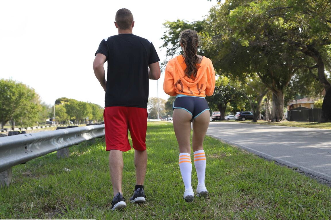 21P Adolescente excitada com peitos pequenos Sofie Reyez fica com uma longa ereção depois do banho