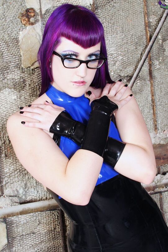 18P Alt girl Natalie Addams models latex clothing and ankle strap heels
