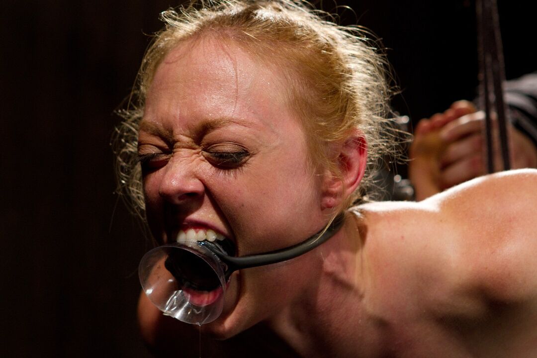 Das 17-jährige Babe Dee Williams erlebt Hardcore-BDSM mit Metall-Bondage und Demütigung