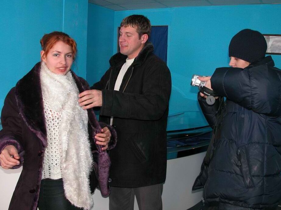 21P MILF puta gloriosamente hace garganta profunda a dos sementales cachondos