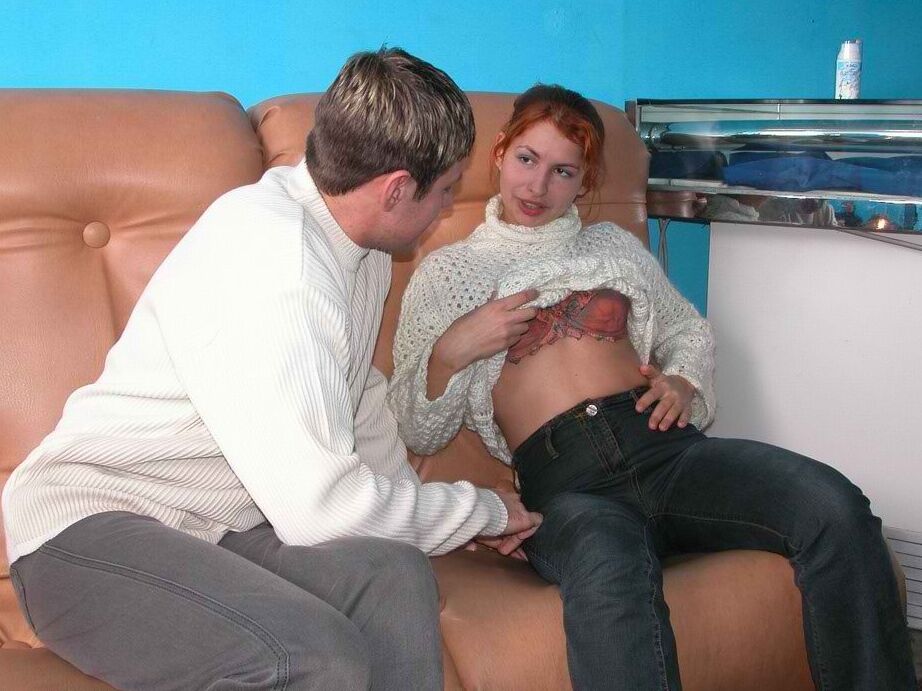 21P MILF puta gloriosamente hace garganta profunda a dos sementales cachondos