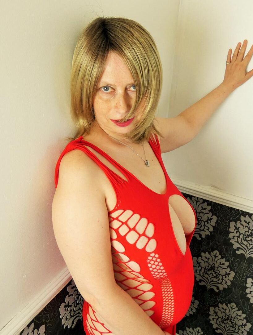 20P Modelos amadores grossos da Posh Sophia revelando lingerie antes de colocar uma máscara facial