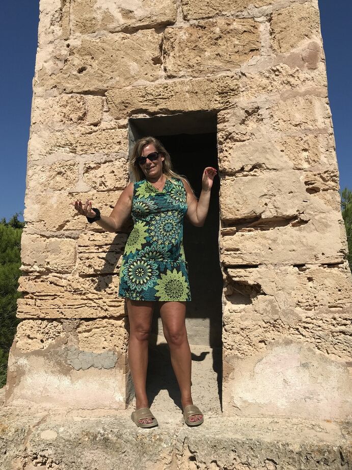 20P La rubia mayor Sweet Susi muestra su culo gordo mientras está desnuda afuera