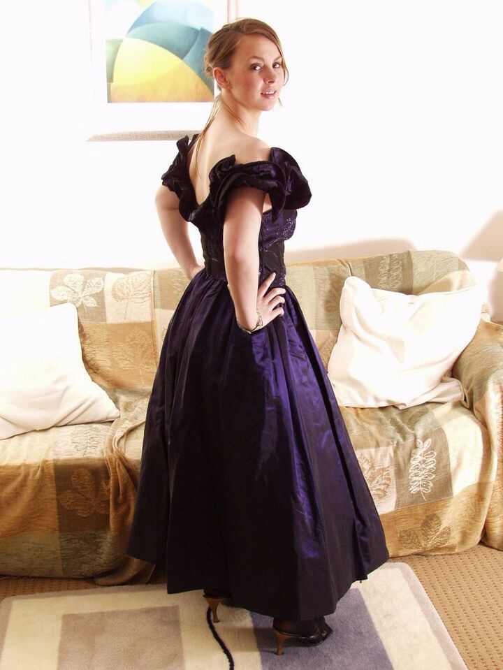 21P A senhora Claire, de seios grandes, tira seu vestido elegante e brinca com sua bunda perfeita