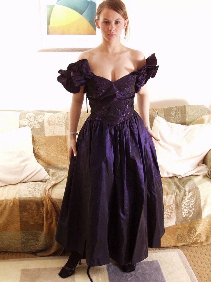 21P A senhora Claire, de seios grandes, tira seu vestido elegante e brinca com sua bunda perfeita