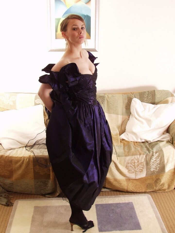 21P A senhora Claire, de seios grandes, tira seu vestido elegante e brinca com sua bunda perfeita
