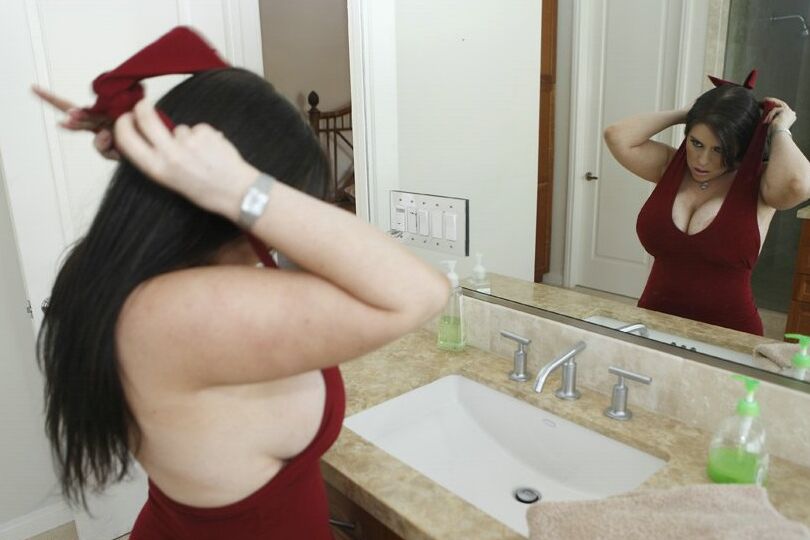 16P Die kurvenreiche MILF Daphne Rosen schlüpft in ihr Spitzenhöschen und ihr rotes Kleid