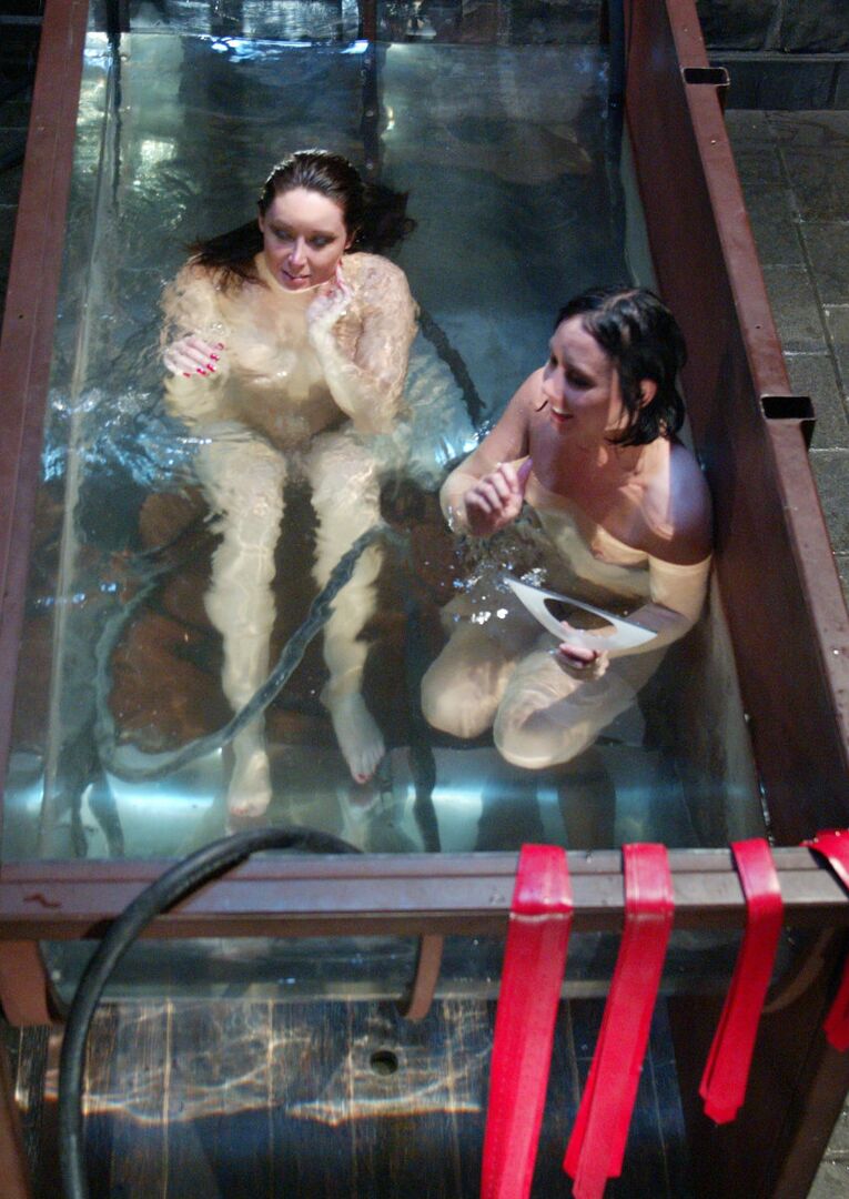21P Wasser-Bondage Christina Carter, Julie Night