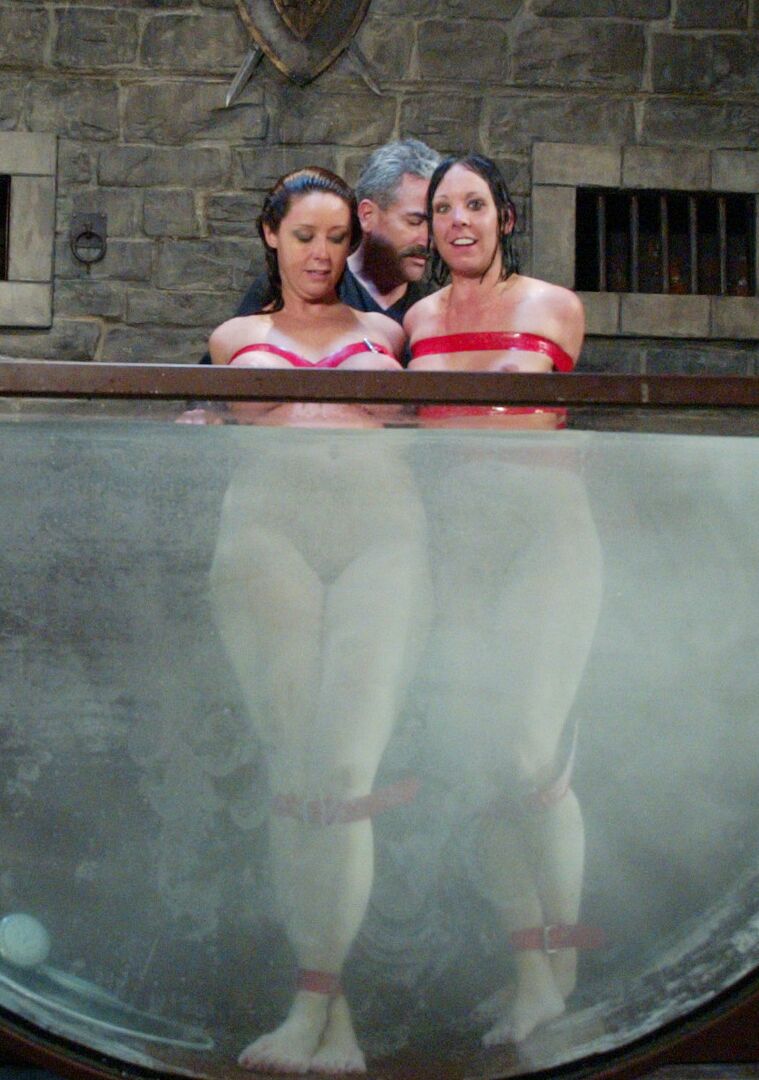21P Wasser-Bondage Christina Carter, Julie Night