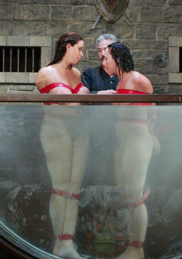 21P Wasser-Bondage Christina Carter, Julie Night