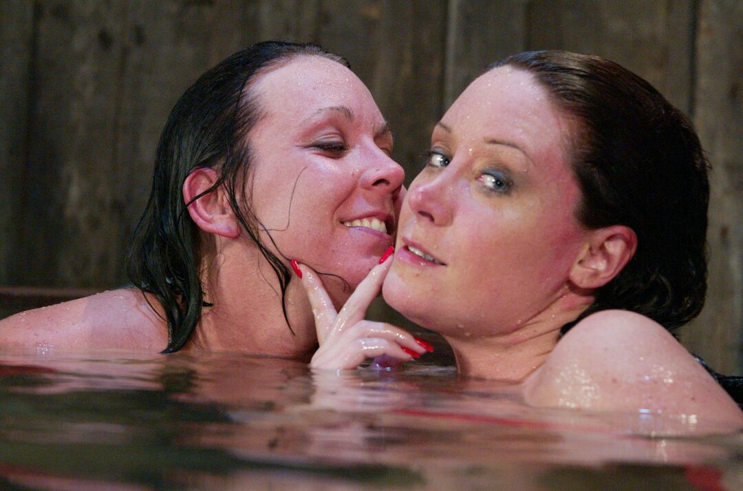 21P Wasser-Bondage Christina Carter, Julie Night
